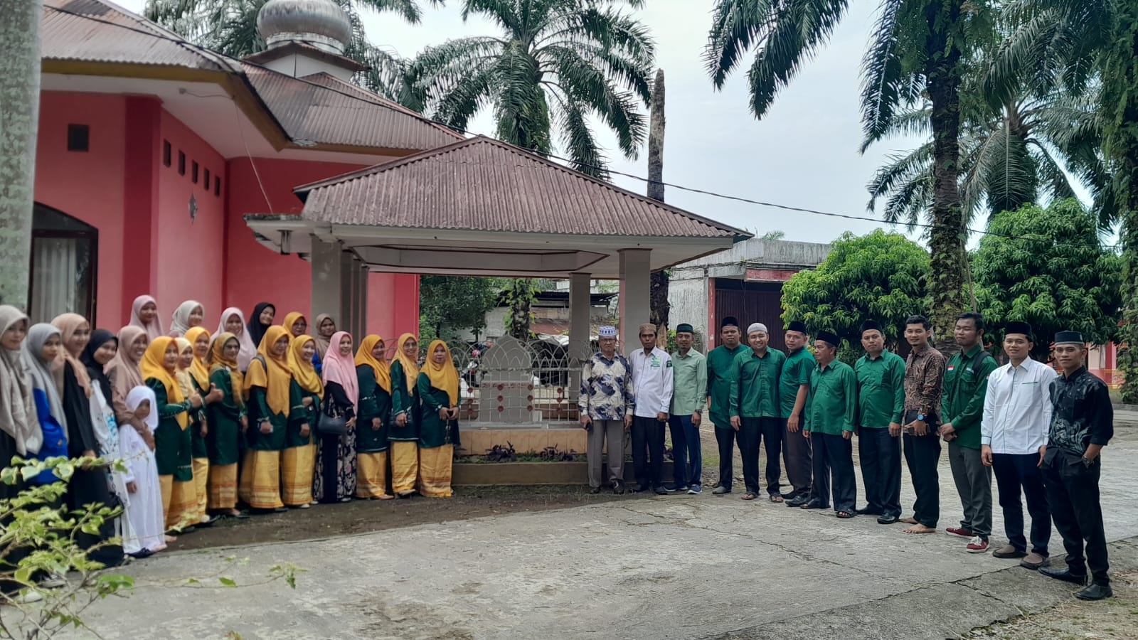 DOSEN DAN KARYAWAN STAI YAPTIP PASAMAN BARAT  ZIARAH KE MAKAM ALMARHUMAH Hj. CHADIJAH ISMAIL, M.A