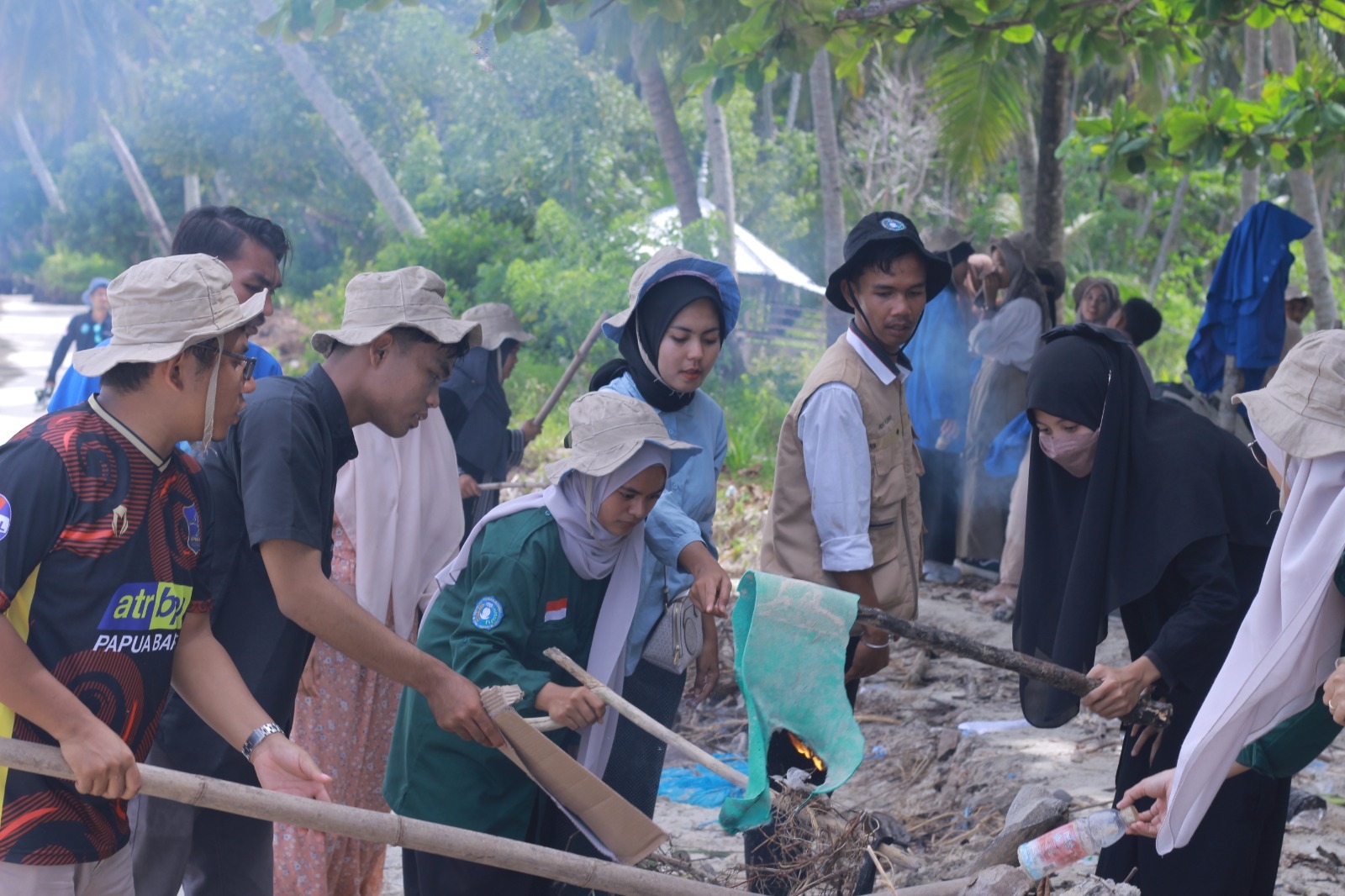 PENGABDIAN MASYARAKAT DOSEN DAN MAHASISWA STAI YAPTIP PASAMAN BARAT BERSIH PANTAI PULAU PIGAGO 