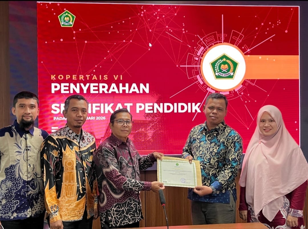 TIGA DOSEN IAI YAPTIP CHADIJAH ISMAIL PASAMAN BARAT TERIMA SERTIFIKAT PENDIDIK